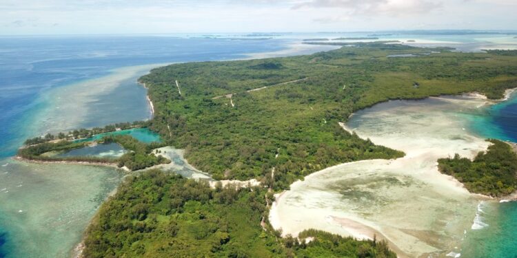 Vista aérea de la isla Peleliu, Palau.
