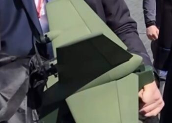 Un operativo de seguridad que sostiene un interceptor de drones.