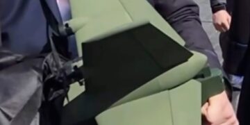 Un operativo de seguridad que sostiene un interceptor de drones.