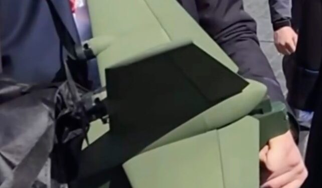 Un operativo de seguridad que sostiene un interceptor de drones.