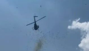 Helicóptero que cae efectivo del cielo.