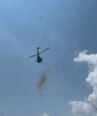 Helicóptero que cae efectivo del cielo.