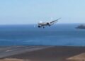 Avión de aviones en fuertes vientos en el aeropuerto de Madeira.
