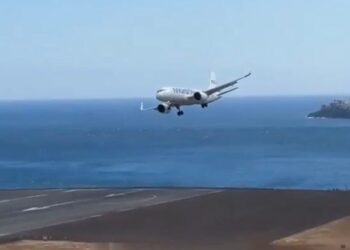 Avión de aviones en fuertes vientos en el aeropuerto de Madeira.