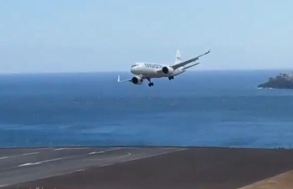 Avión de aviones en fuertes vientos en el aeropuerto de Madeira.