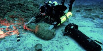Diver explorando un sitio de naufragio submarino.