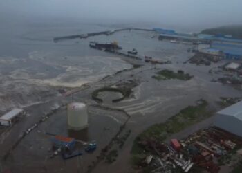 Vista aérea de Severo-Kurilsk, Rusia inundada por un tsunami.
