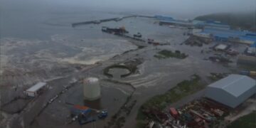 Vista aérea de Severo-Kurilsk, Rusia inundada por un tsunami.