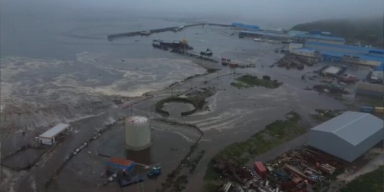 Vista aérea de Severo-Kurilsk, Rusia inundada por un tsunami.