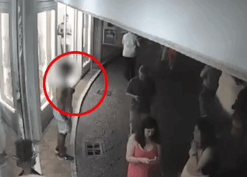 Imágenes de la cámara de seguridad de una persona en una multitud.