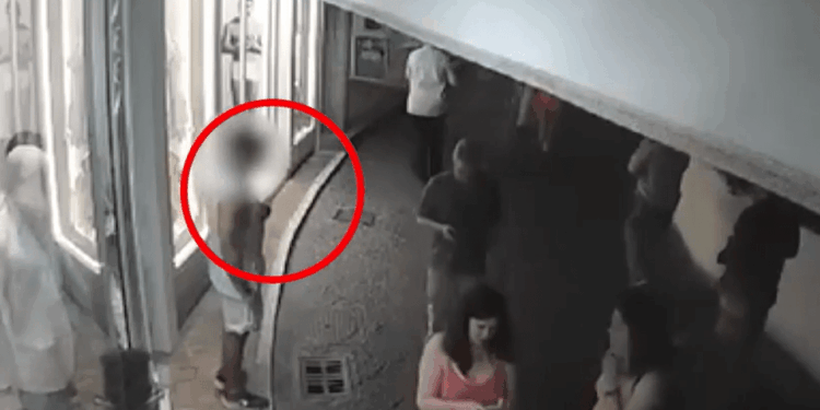 Imágenes de la cámara de seguridad de una persona en una multitud.