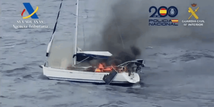 Burning Yacht se puso en llamas por los traficantes de drogas de Tenerife.