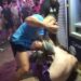 Un hombre con una camisa azul claro golpea a otro hombre durante una pelea en Magaluf.