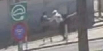 Imágenes de cámara de seguridad de baja calidad de un asalto.