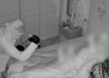 Imágenes de la cámara de seguridad de un ladrón mirando a una mujer dormida.