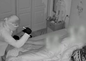 Imágenes de la cámara de seguridad de un ladrón mirando a una mujer dormida.