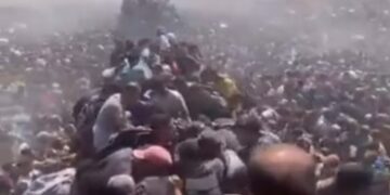 Gran multitud de personas se apiñan juntas.