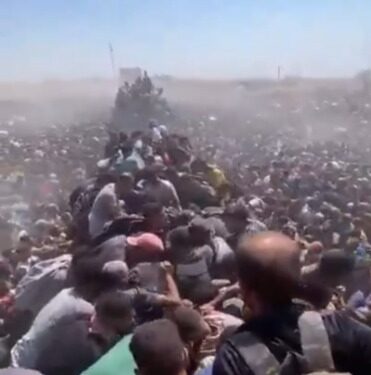 Gran multitud de personas se apiñan juntas.