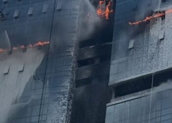 Drones atados extinguiendo un fuego de gran altura.