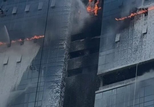 Drones atados extinguiendo un fuego de gran altura.