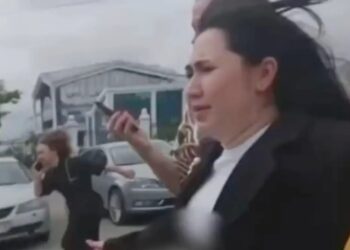 La gente huye en pánico.