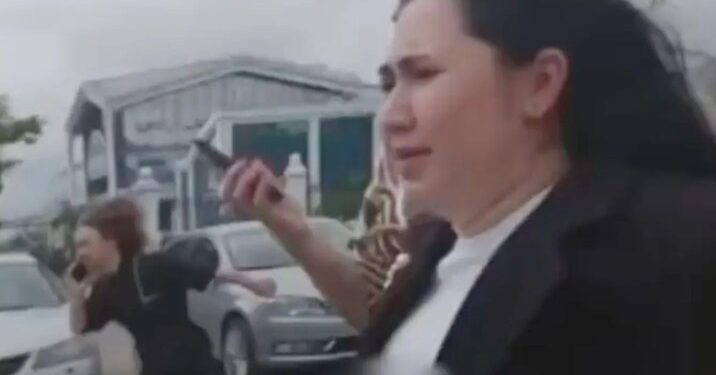 La gente huye en pánico.