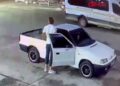 Captura de pantalla de un video que muestra a una persona llenando botellas con gasolina, junto con una camioneta y una camioneta.