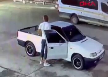 Captura de pantalla de un video que muestra a una persona llenando botellas con gasolina, junto con una camioneta y una camioneta.