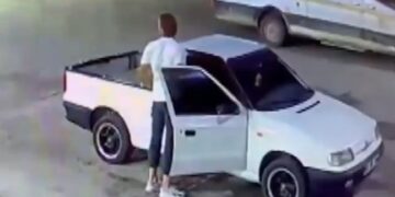 Captura de pantalla de un video que muestra a una persona llenando botellas con gasolina, junto con una camioneta y una camioneta.