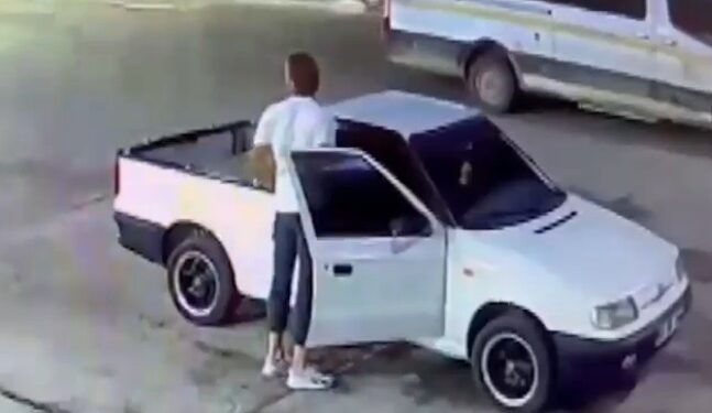 Captura de pantalla de un video que muestra a una persona llenando botellas con gasolina, junto con una camioneta y una camioneta.