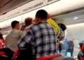 Brawl en el aire en un avión.