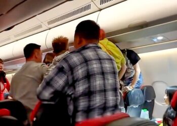 Brawl en el aire en un avión.