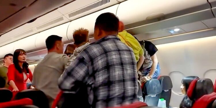 Brawl en el aire en un avión.
