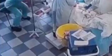 Cirujanos que realizan cirugía durante un terremoto.