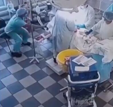 Cirujanos que realizan cirugía durante un terremoto.