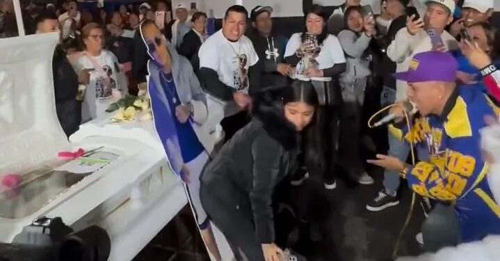 Una viuda twerking en el funeral de su esposo.