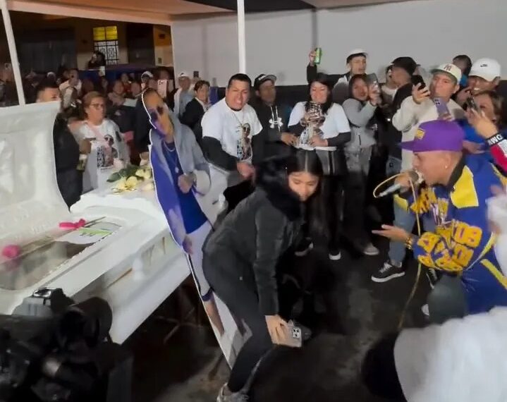 Una viuda twerking en el funeral de su esposo.