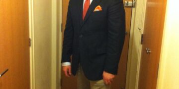 Foto de Steven Russell, ex campeón de kickboxing británico, con traje.