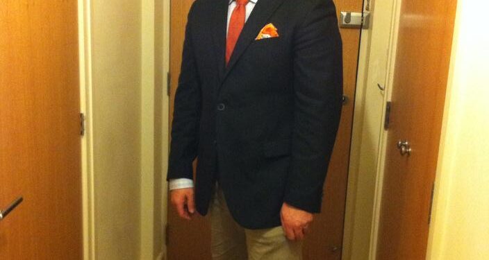 Foto de Steven Russell, ex campeón de kickboxing británico, con traje.