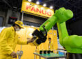 Un brazo robótico realizado por Fanuc Group se demuestra durante la World Robot Expo celebrada como parte de la Cumbre Mundial de Robot el 17 de octubre de 2018 en Tokio, Japón.