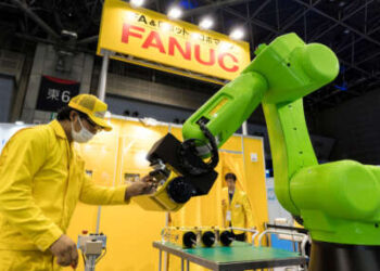 Un brazo robótico realizado por Fanuc Group se demuestra durante la World Robot Expo celebrada como parte de la Cumbre Mundial de Robot el 17 de octubre de 2018 en Tokio, Japón.