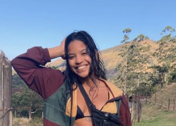 Juliana Marins sonriendo frente a una ladera.