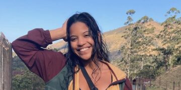 Juliana Marins sonriendo frente a una ladera.