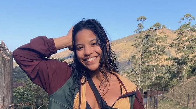 Juliana Marins sonriendo frente a una ladera.