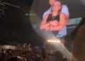 Pantalla grande que muestra una pareja que se abraza en un concierto de Coldplay.
