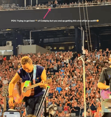 Chris Martin de Coldplay tocando la guitarra en el escenario.