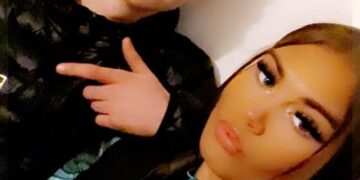 Foto de un joven y mujer posando juntos.