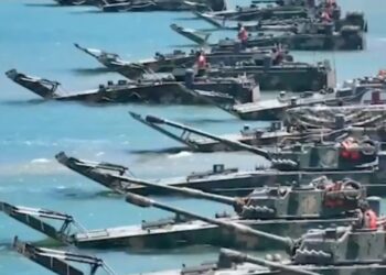 Vehículos anfibios militares en el agua.