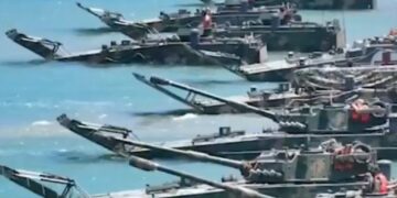 Vehículos anfibios militares en el agua.