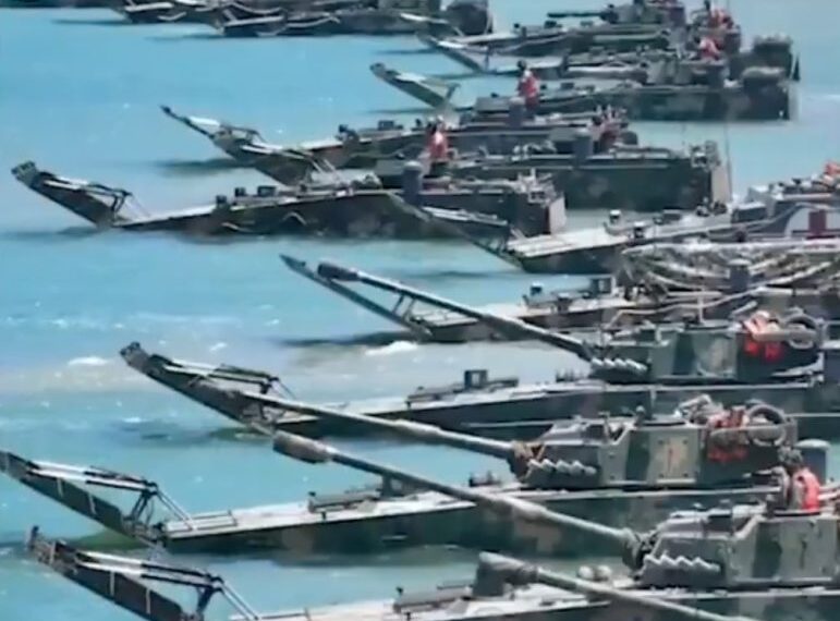 Vehículos anfibios militares en el agua.